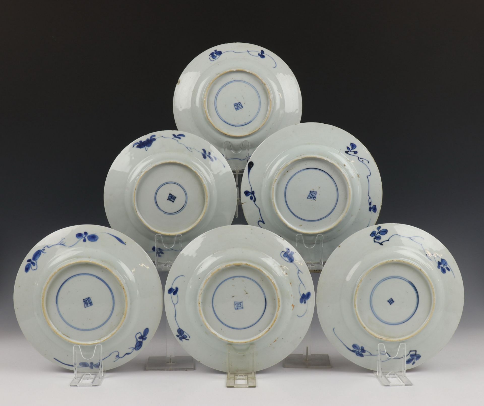 China, serie van acht blauw-wit porseleinen borden, Kangxi, - Image 2 of 9