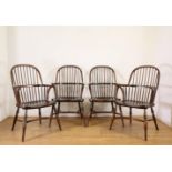Engeland, set van vier iepenhouten 'bow-back' Windsor-fauteuils, 19e eeuw