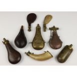 Verzameling van acht verschillende kruit hoorns, 19e eeuw,