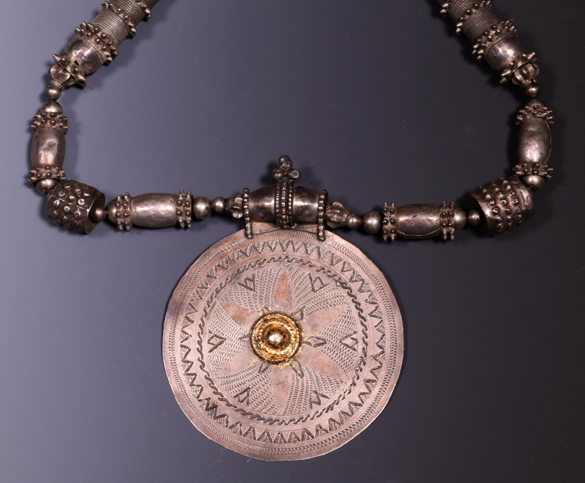 Jemen, silver alloy necklace with big beads and disk-shaped pendant - Bild 3 aus 4