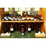 Verzameling van bruin glazen apothekers flessen, 19e / 20e eeuw,