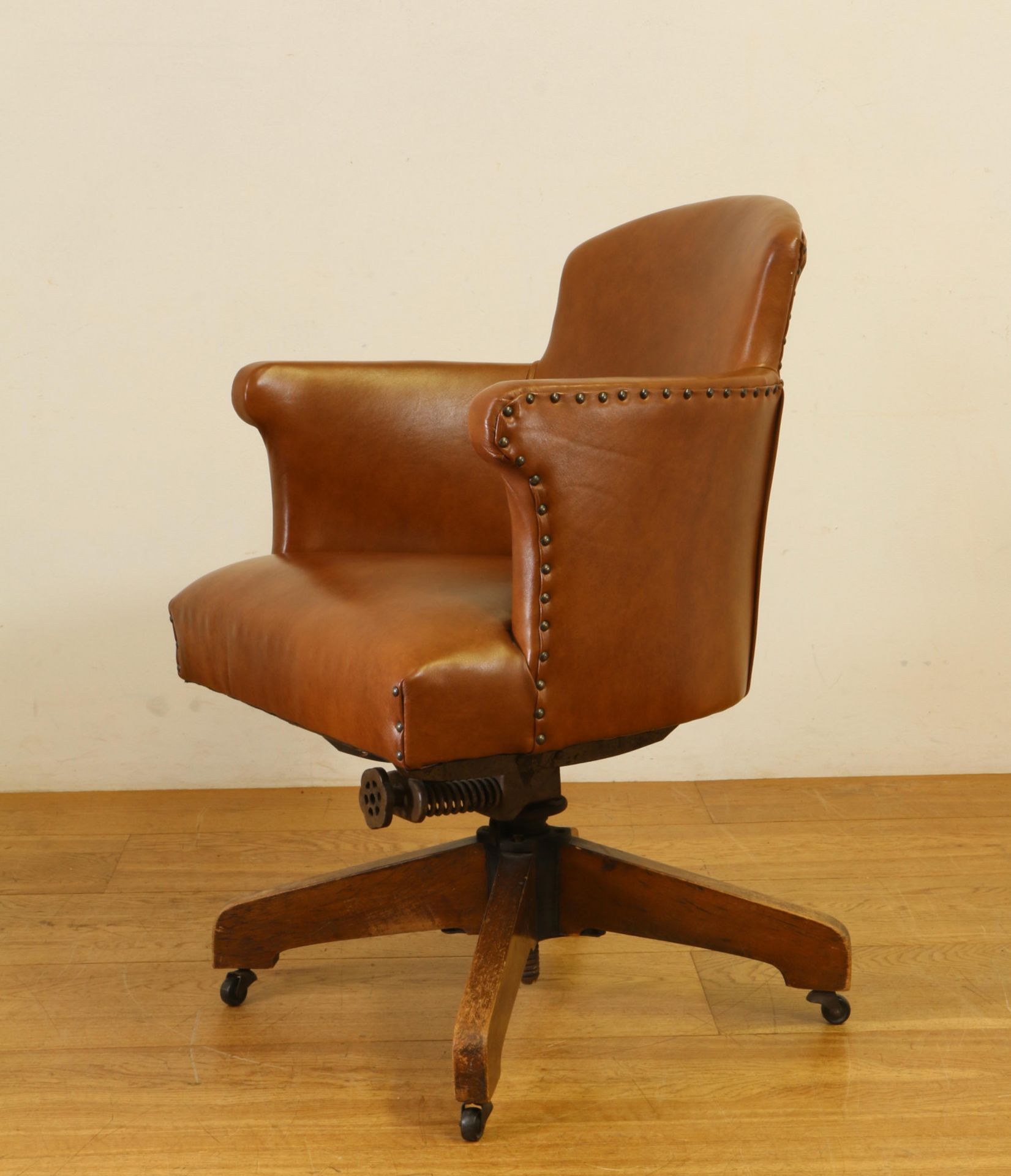 Engeland, beukenhouten bureaufauteuil, 'captains chair', ca. 1920,