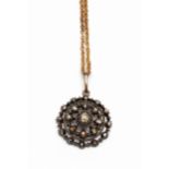 Zilveren ronde hanger aan fijn 14krt. gouden collier, 19e eeuw,