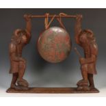 Engels koloniale gong gedragen door twee gestoken houten apen, ca. 1900