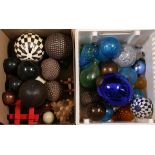 Collectie ballen, kerstballen en houten kubus figuurtjes