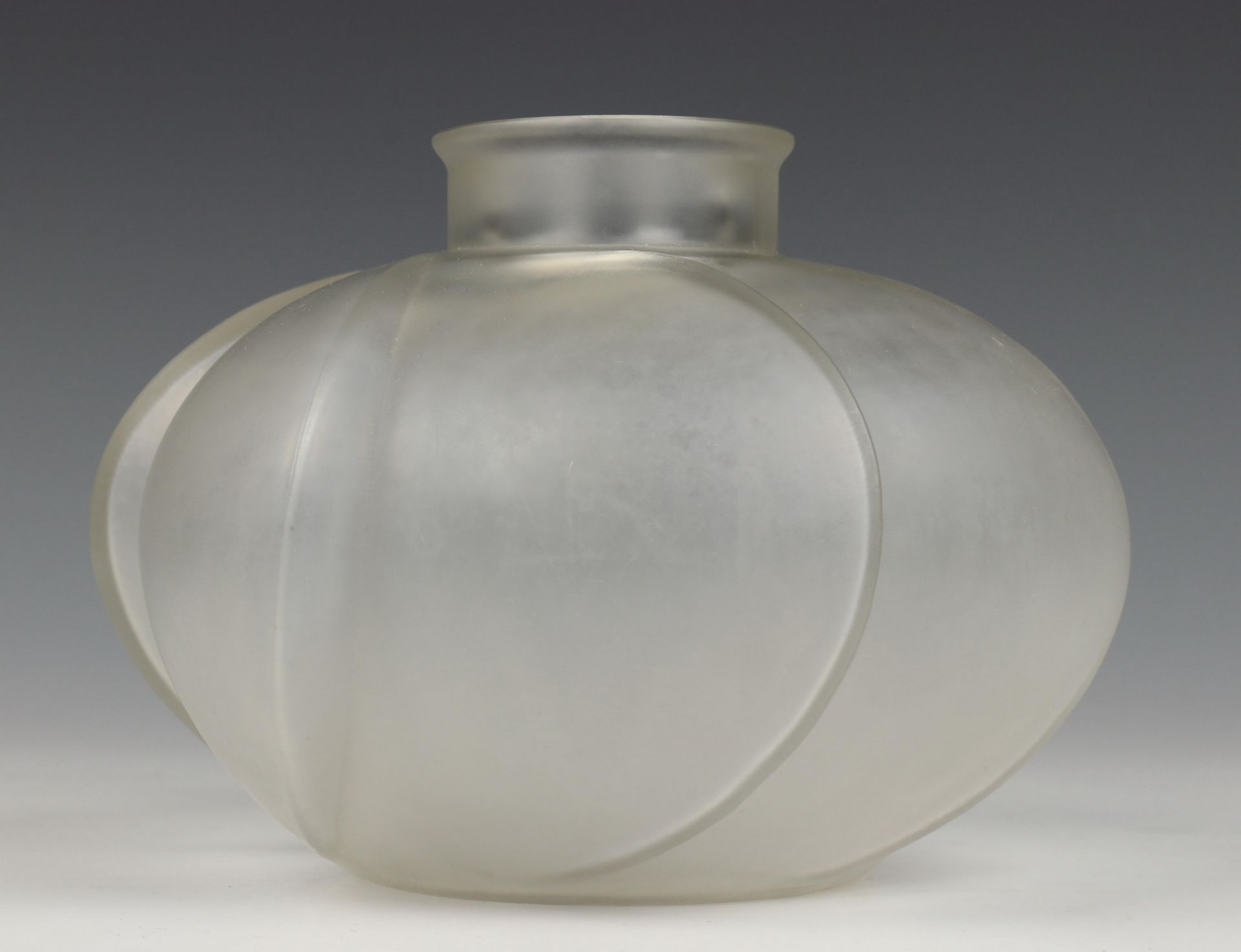 René Lalique (1860-1945), persglazen gesatineerde vaas, ca. 1928,