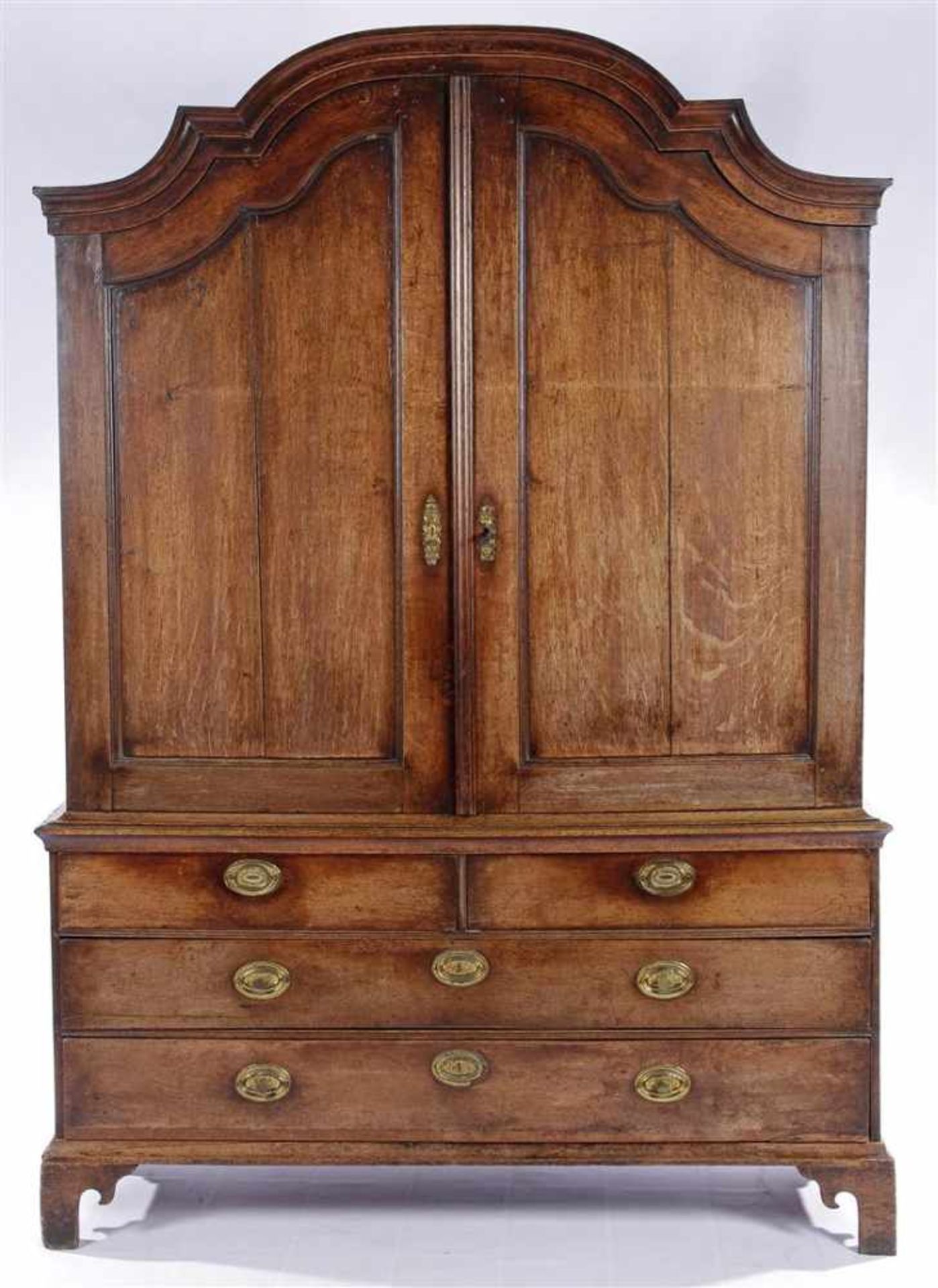 Eiken Hollands kabinet, vroeg 19e eeuw 234,5 cm hoog, 165,5 cm breed, 55 cm diep