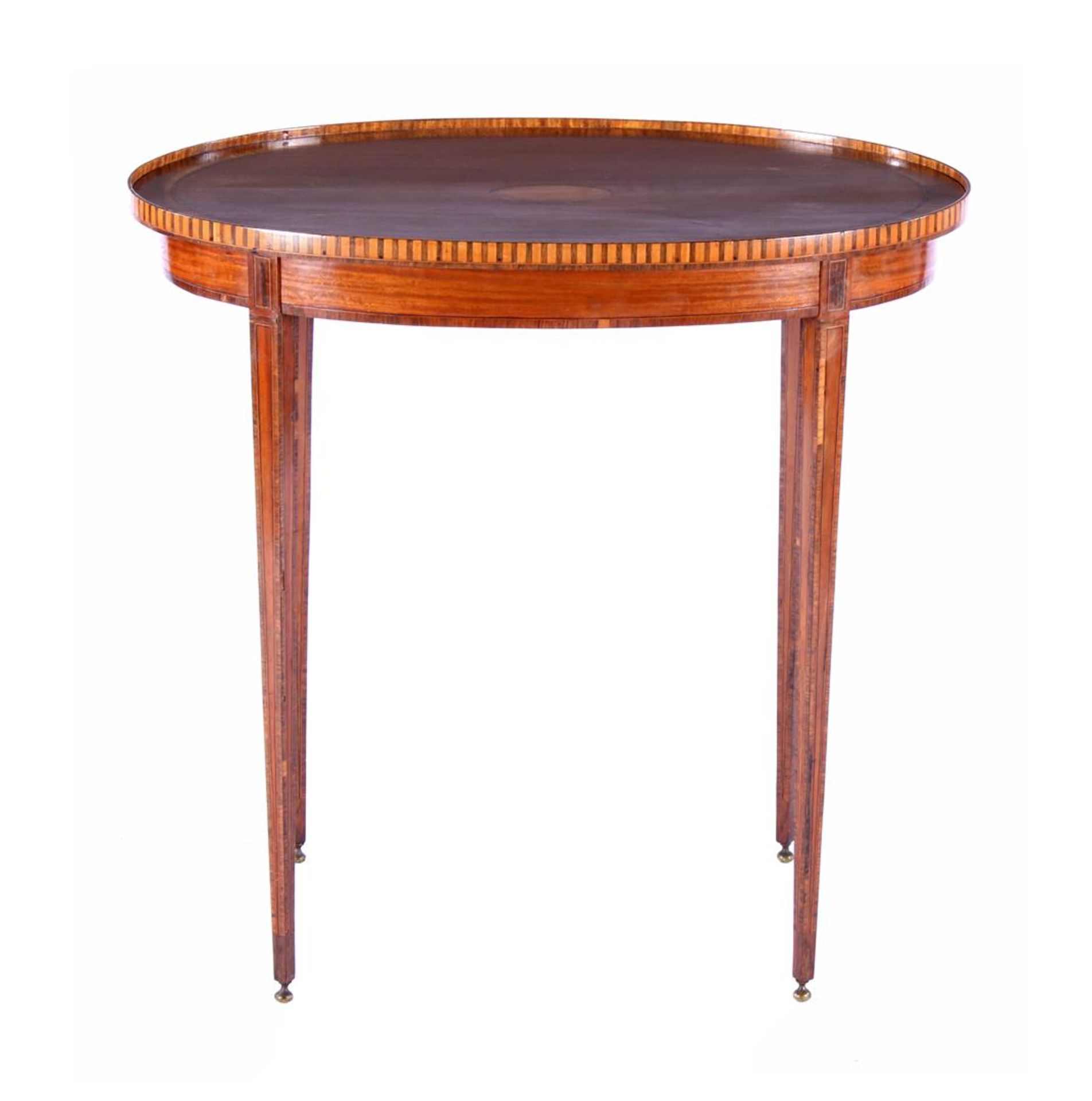 Ovaal Louis Seizestijl tafeltje met meerdere houtsoorten fineer, intarsia en blad met opstaande rand
