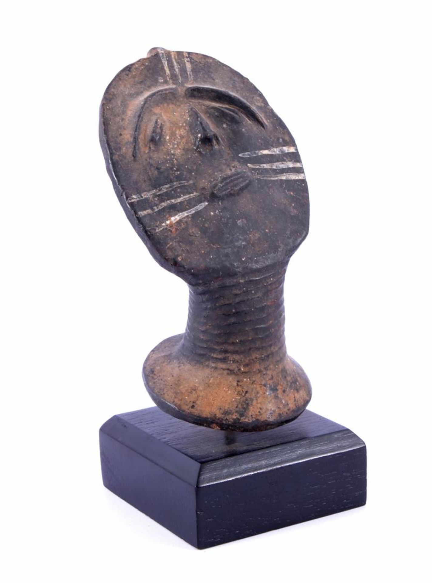 Ashanti Ghana, hoofd van keramiek 15 cm hoog, op houten sokkel totaal 21 cm hoog