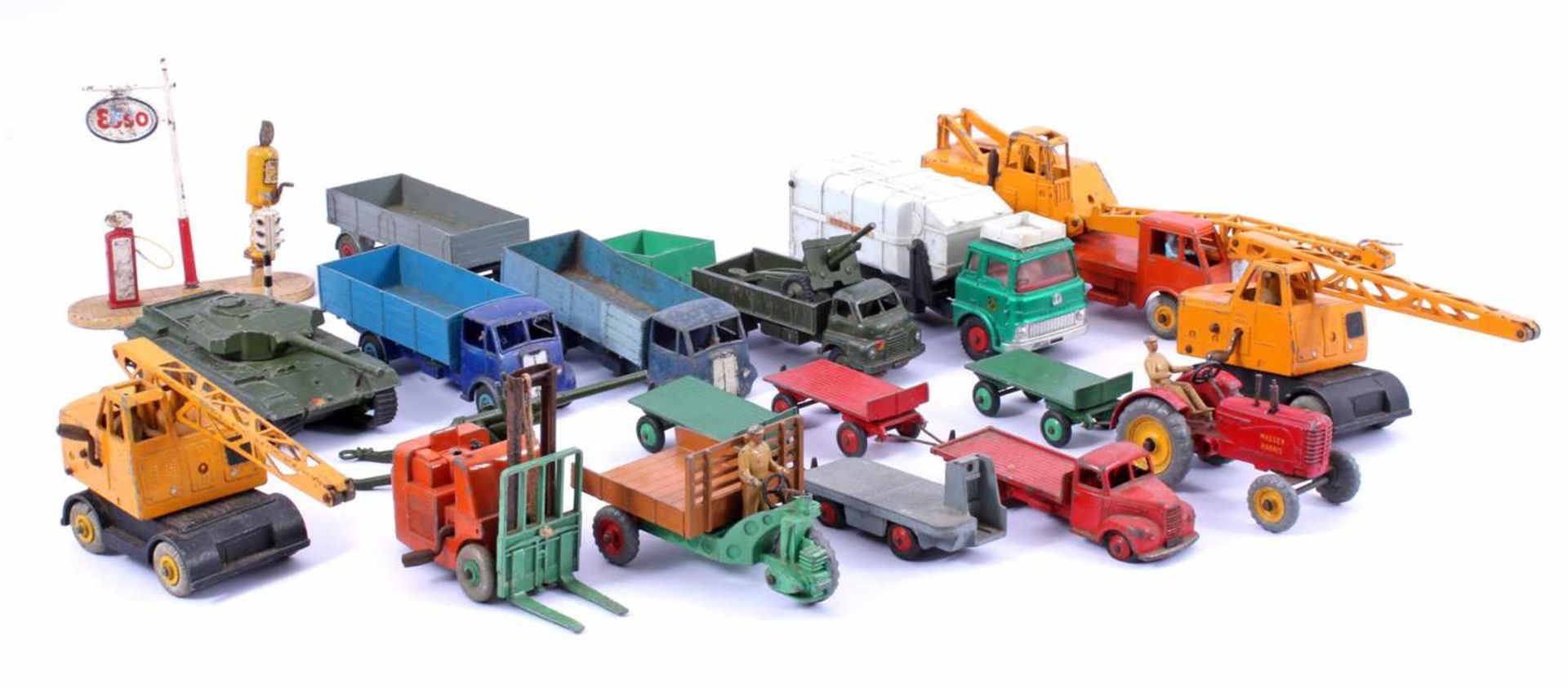 Verzameling van diverse Dinky Toys voertuigen waaronder legervoertuigen, vrachtwagens,