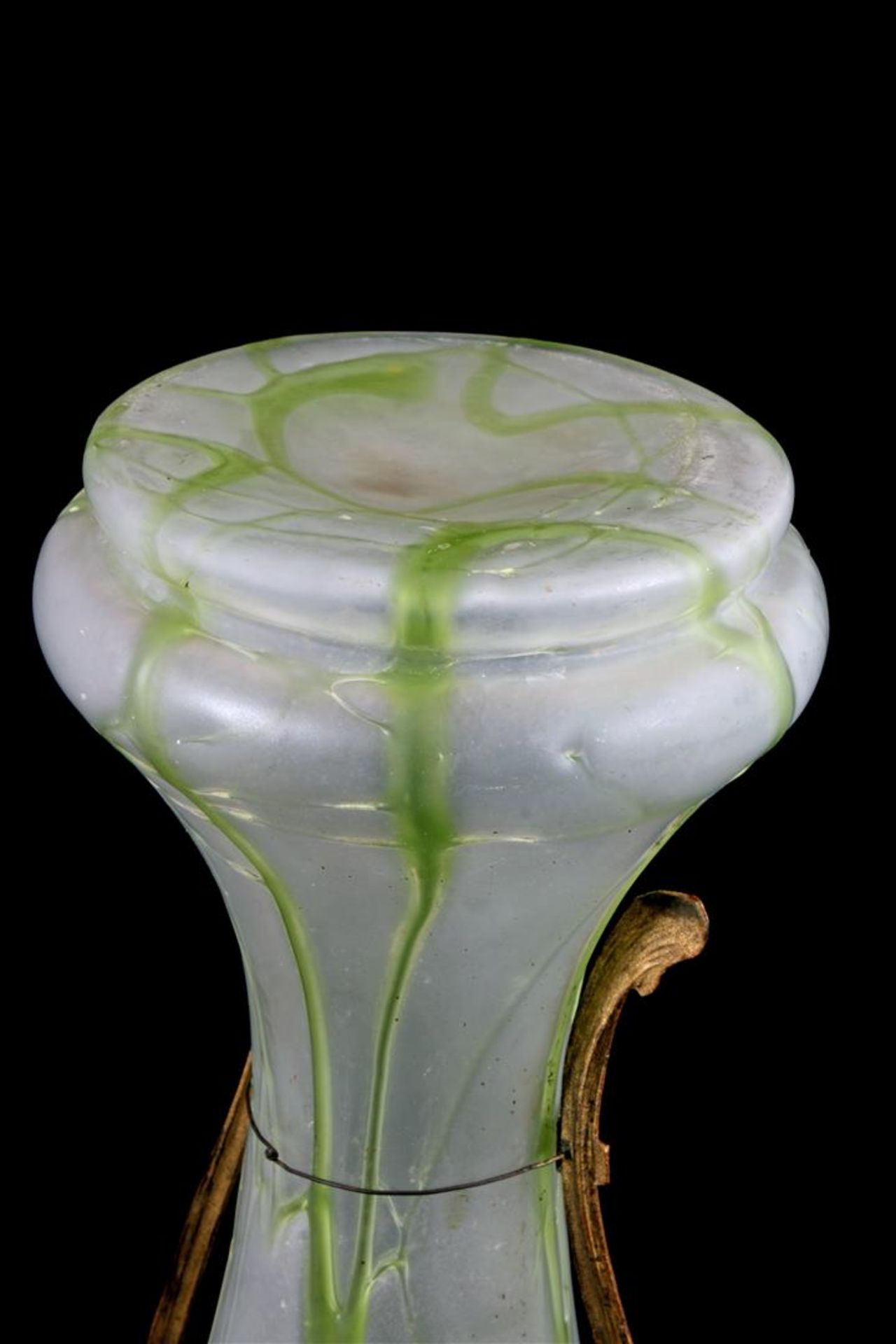 2 Loetz Jugendstil glazen vazen met groene lijnen, geplooide rand en metalen bronsgekleurd montuur - Bild 4 aus 4