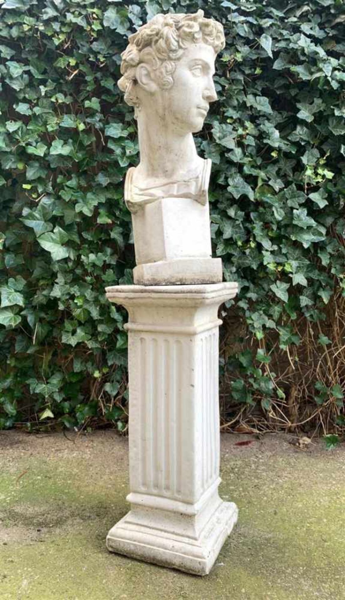 Betonnen zuil met buste van een man totaal 134 cm hoog