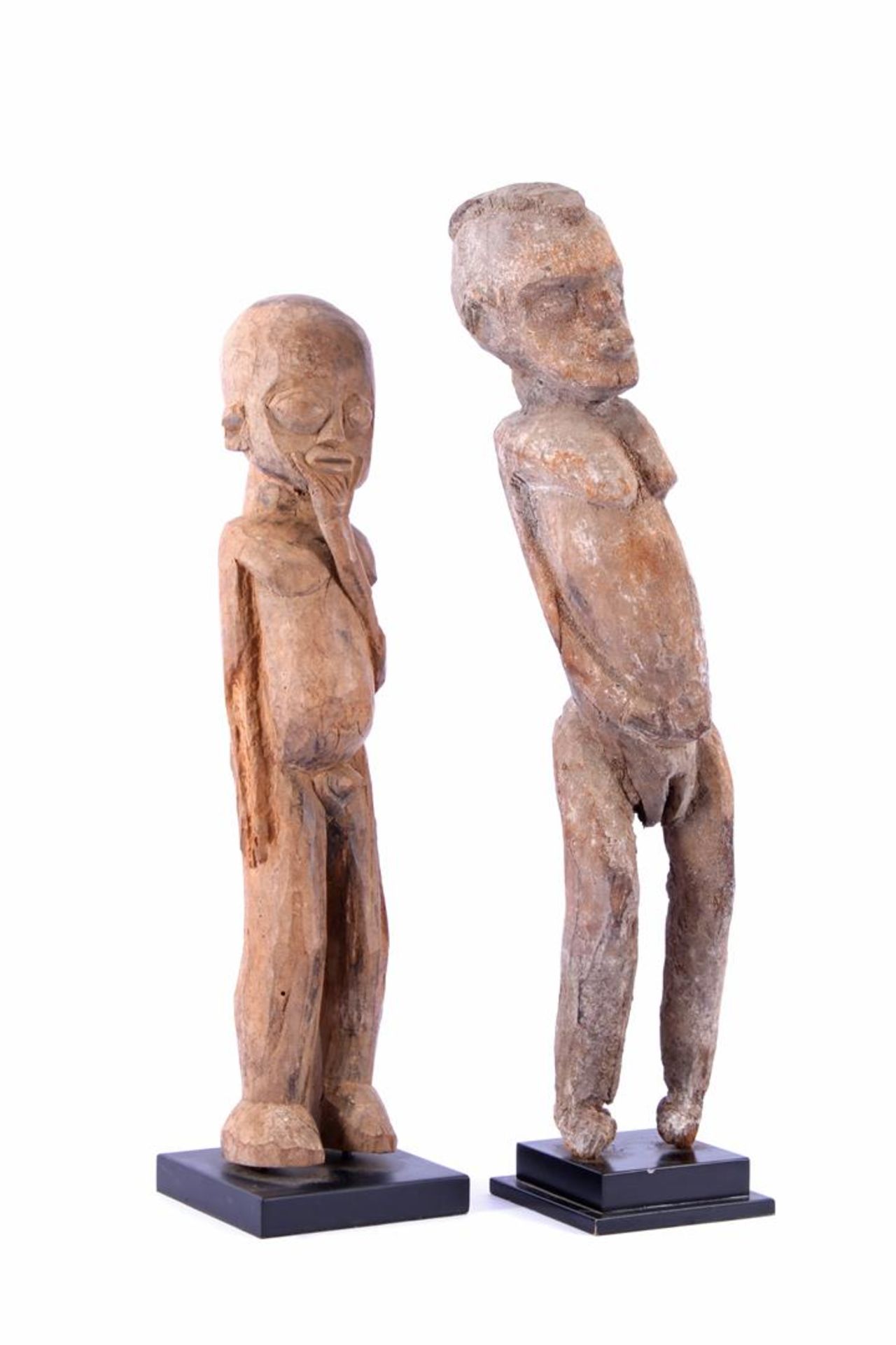 Burkina Faso, Lobi stam, 2 houten bestoken beelden van figuren 50 cm en 56 cm hoog