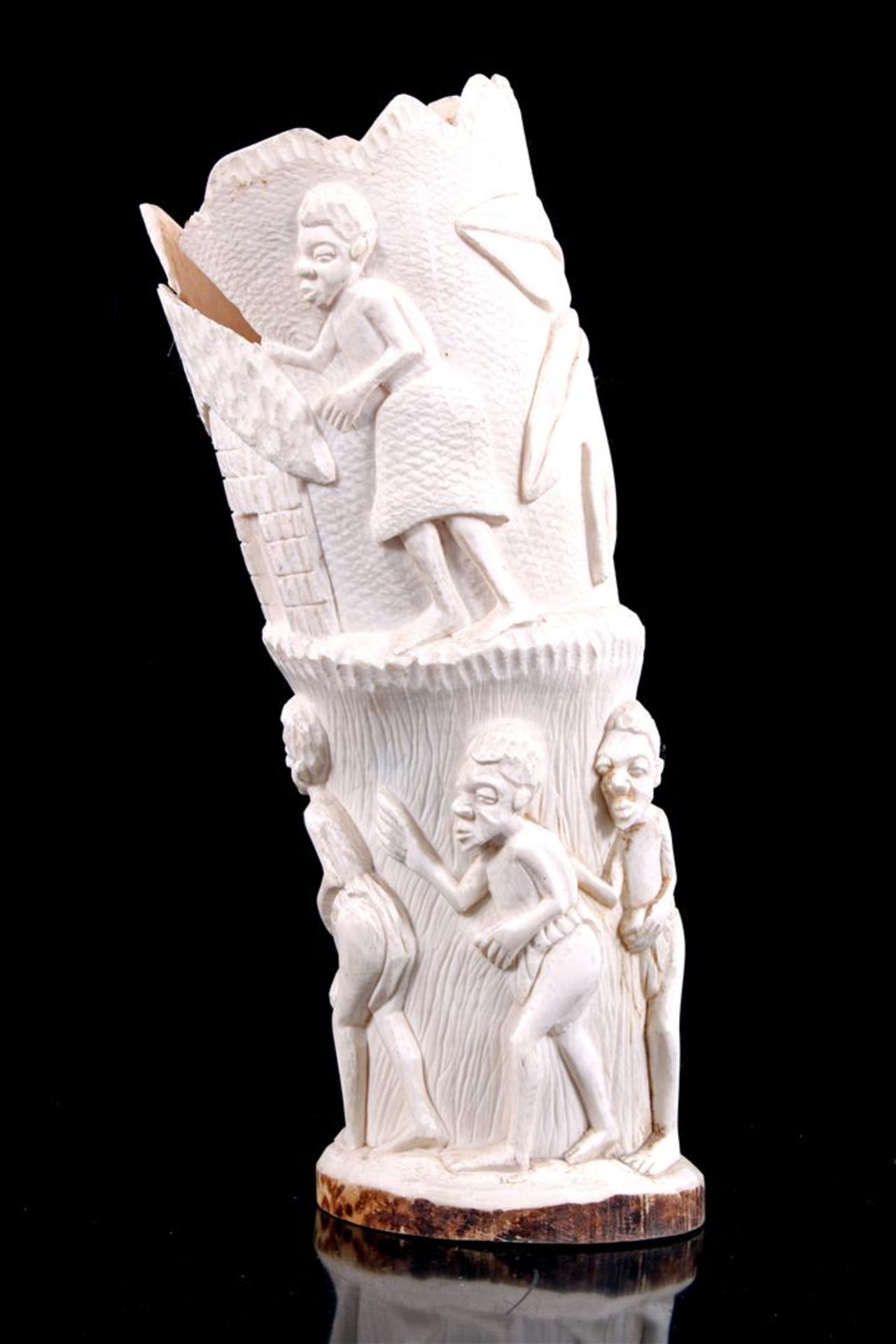 Rijkgestoken ivoren sculptuur met decor van dansende figuren, Afrika ca. 1900, 35 cm hoog, 1555 gram - Bild 2 aus 3