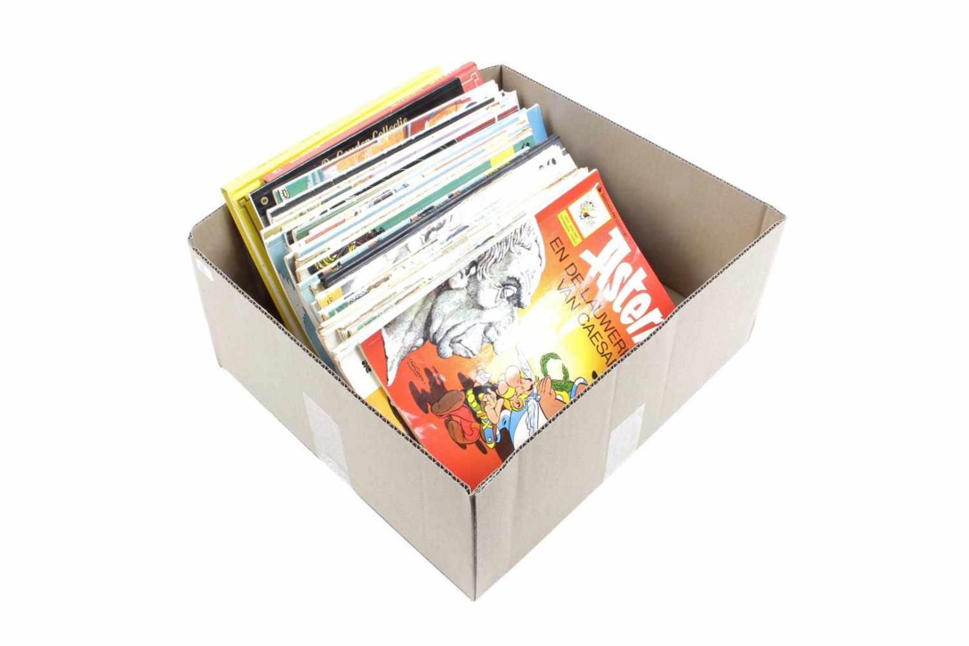 Doos met stripboeken waaronder Asterix en Obelix, Lucky Luke, Guust Flater, Smurfen, Joop Klepzeiker