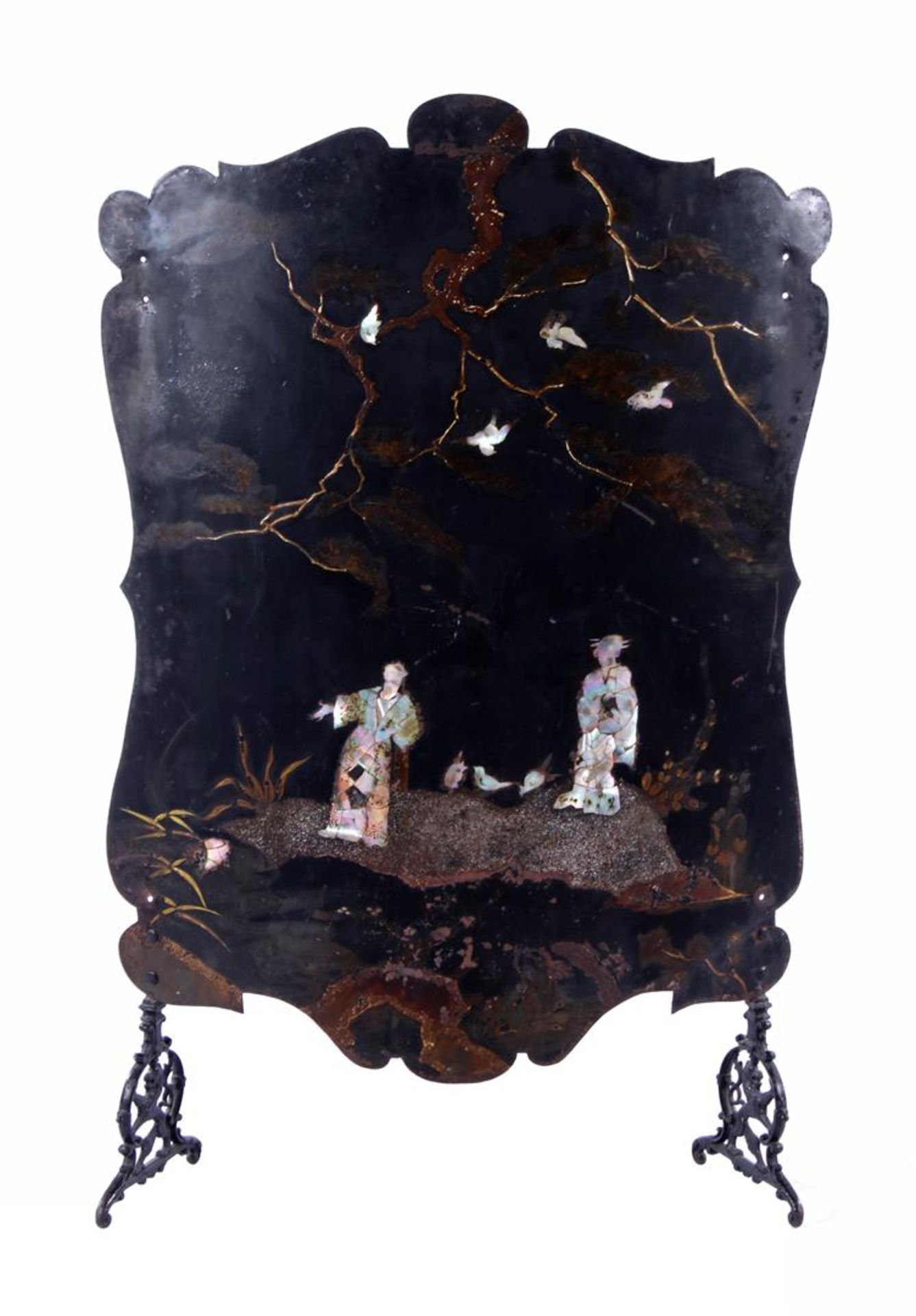 Zwartgelakt metalen gebogen haardscherm met opgelegd parelmoer decor in chinoiserie decor, omstreeks