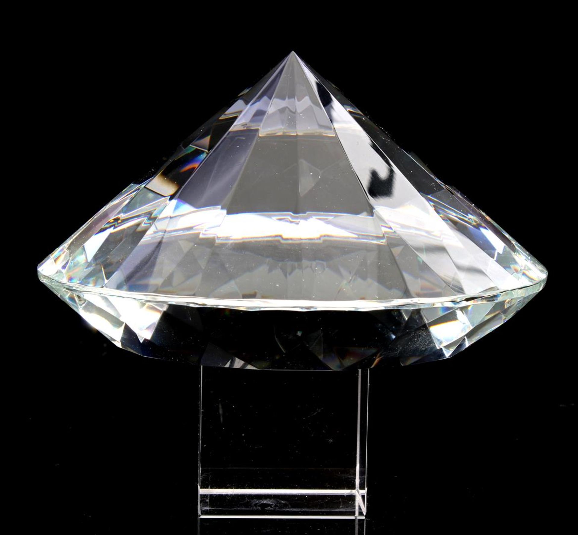 Kristallen diamant op sokkeltje totaal 13,5 cm hoog, 15 cm diameter