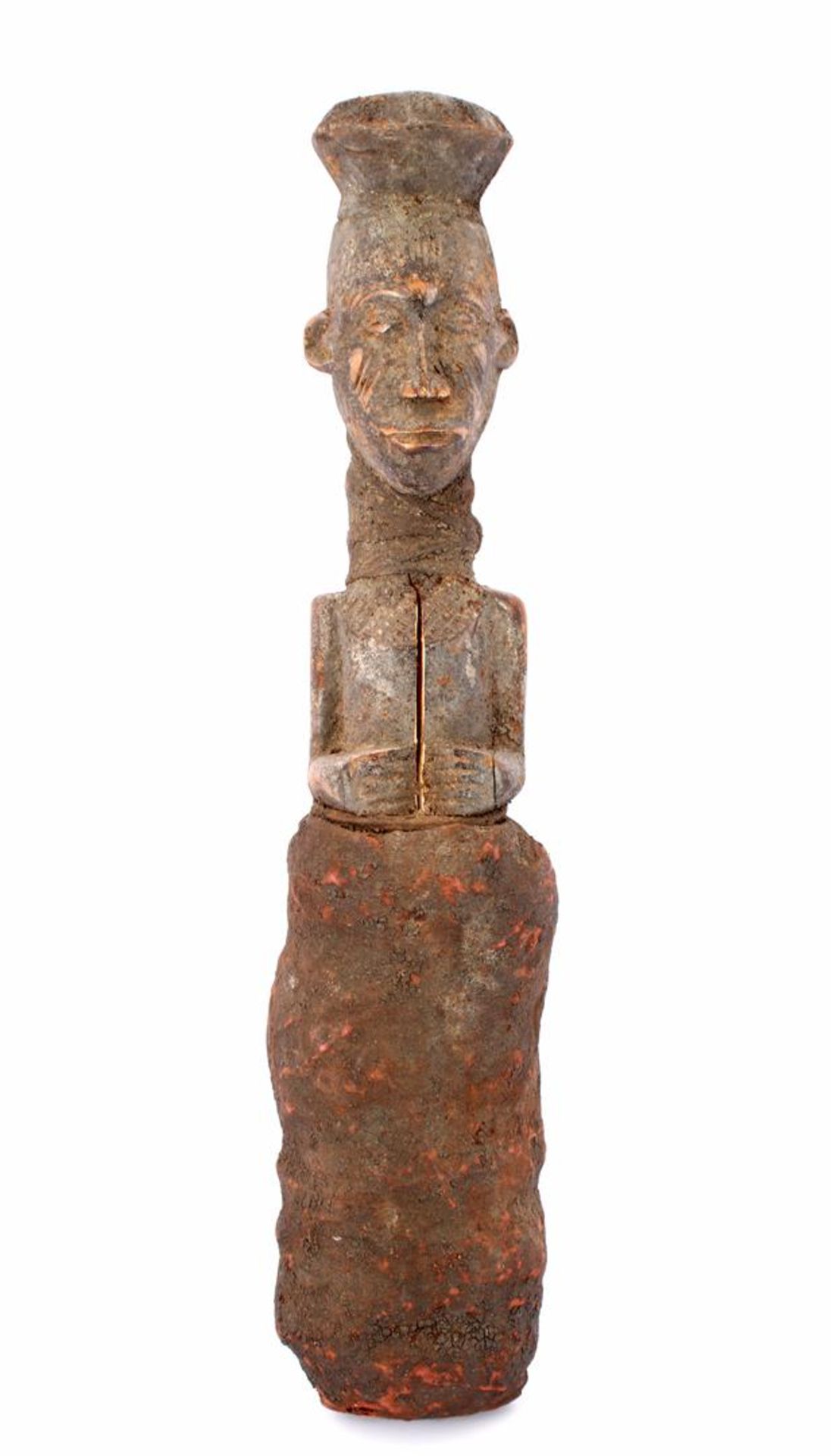 Houten bestoken ritueel beeld van figuur met textiel kleding uit Mali 52 cm hoog (gespleten romp)
