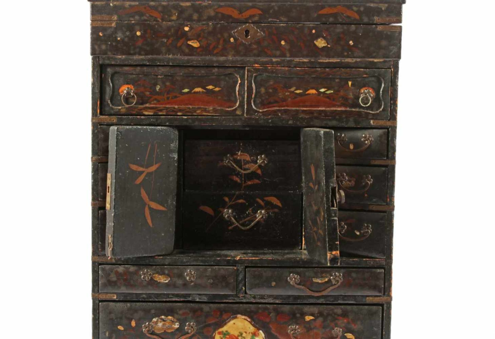 Oud Aziatisch zwart gelakt, beschilderd en opgelegd kabinetje met vele laadjes, klep en 2 deurtjes - Bild 3 aus 3