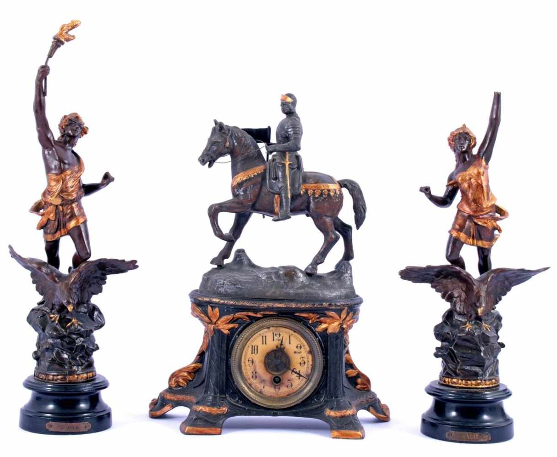 Zamak pendulestel bestaande uit pendule met ridder te paard op top 42 cm hoog, 31 cm breed en 2