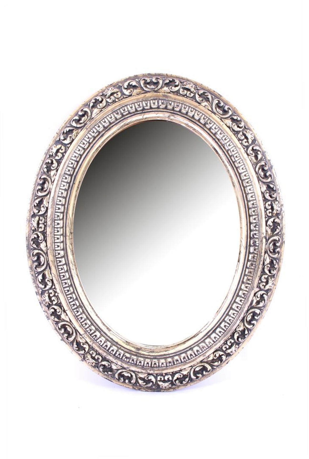 Ovaal facetgeslepen spiegel in zilverkleurige bewerkte lijst 45x36,5 cm
