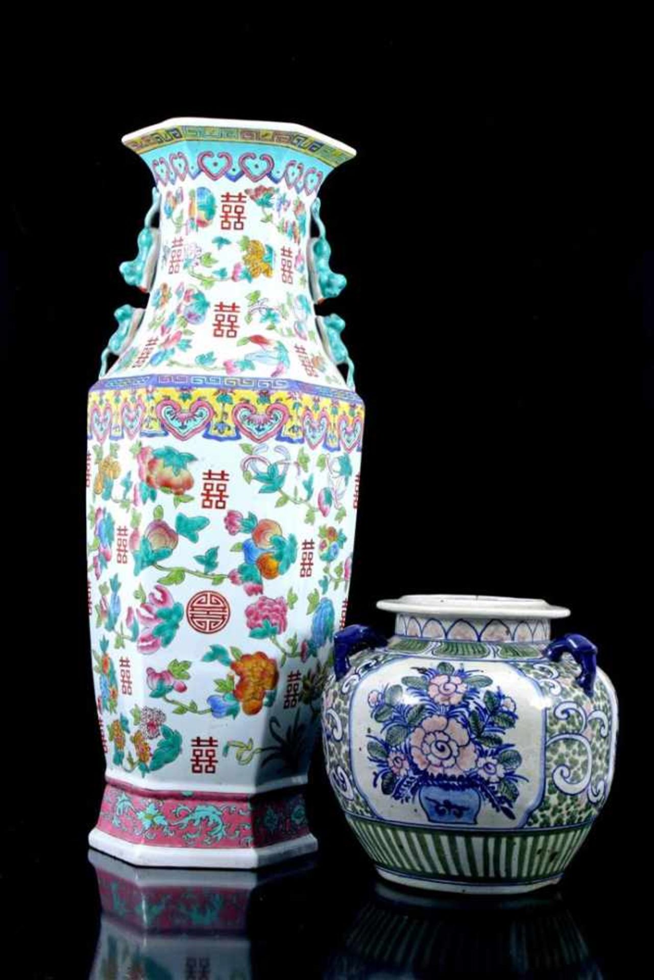 Chinees porseleinen hexagonale vaas met floraal en perzik decor en leeuwtjes aan zijkanten, 20e eeuw