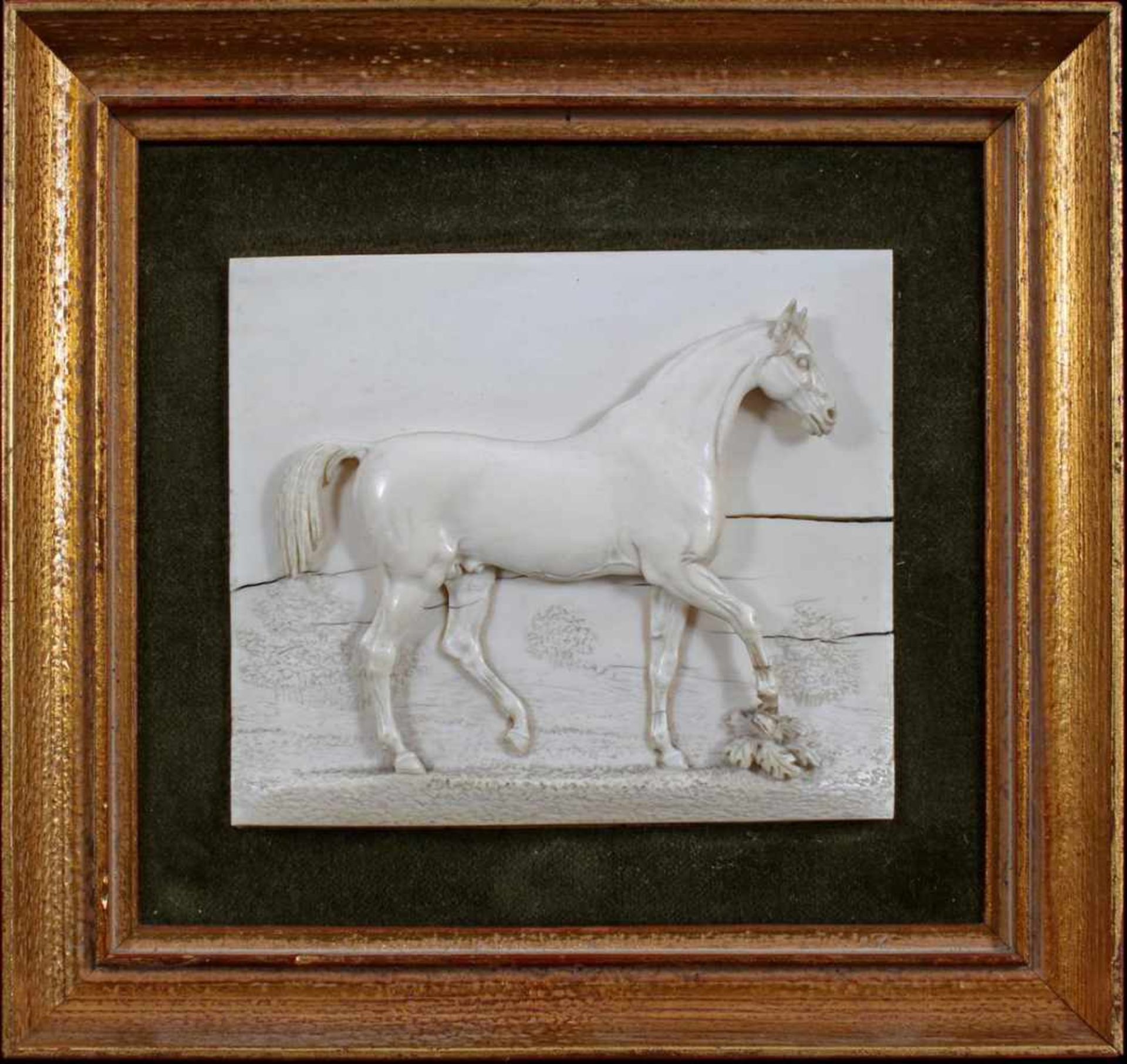 Fijngesneden ivoren plaquette van paard in landschap, Europa ca. 1880, 8,2x8,6 cm (voorpoot gelijmd)
