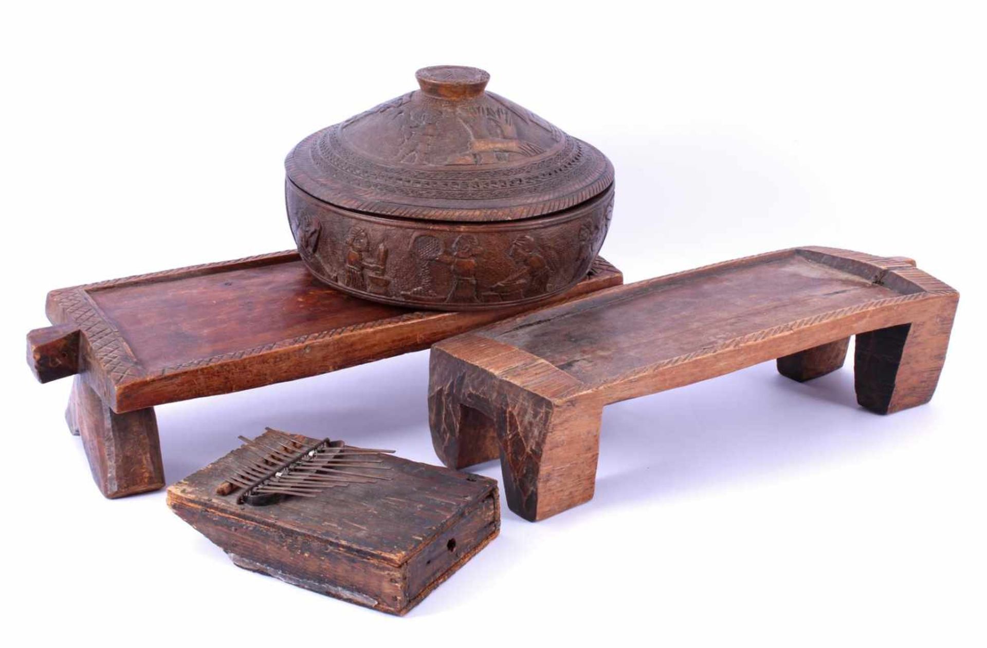 2 Houten tafeltjes voor een Afrikaans spel, 43x18 cm, ronde houten schaal met deksel en een