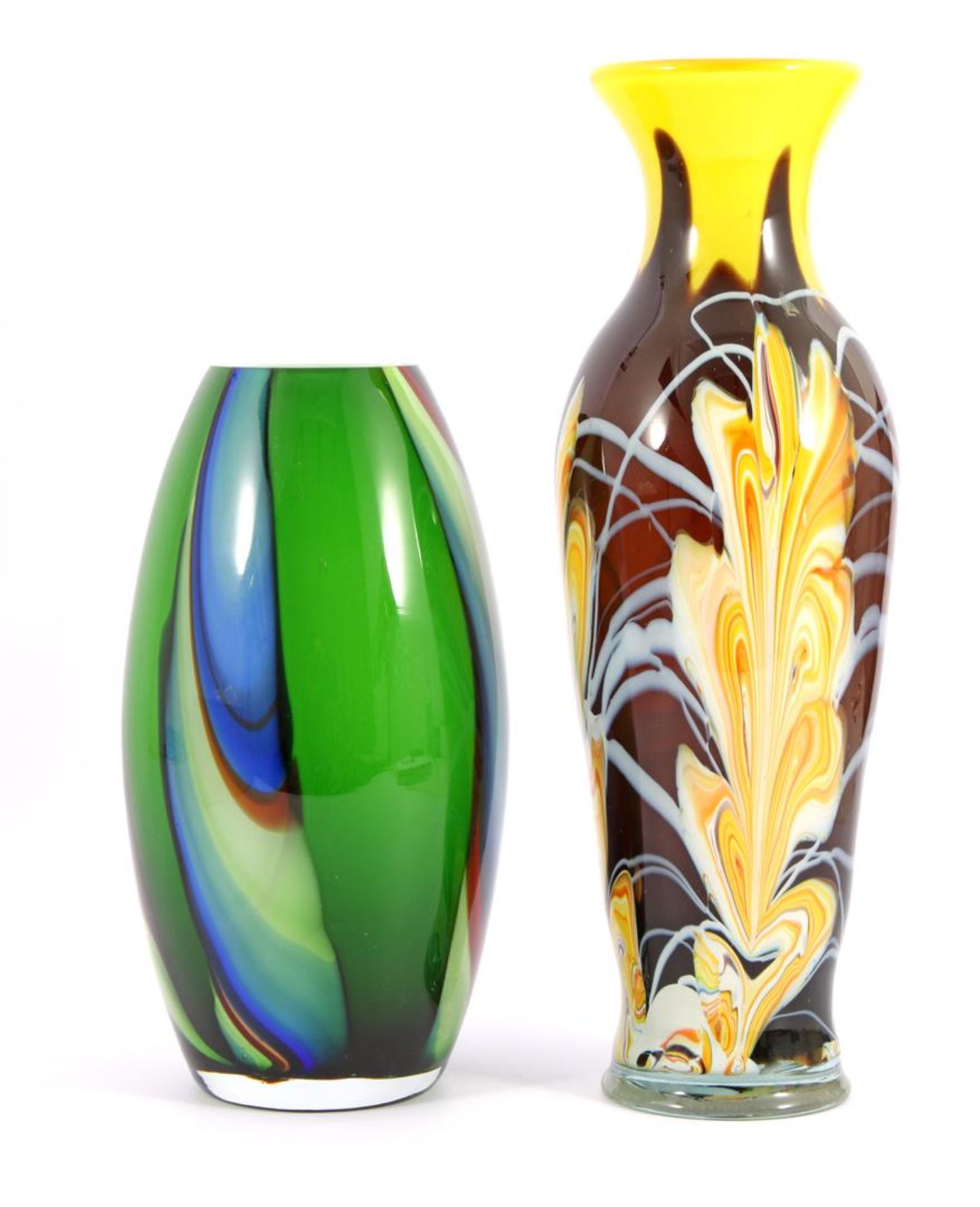 2 gekleurde glazen vazen 29,5 cm en 41 cm hoog