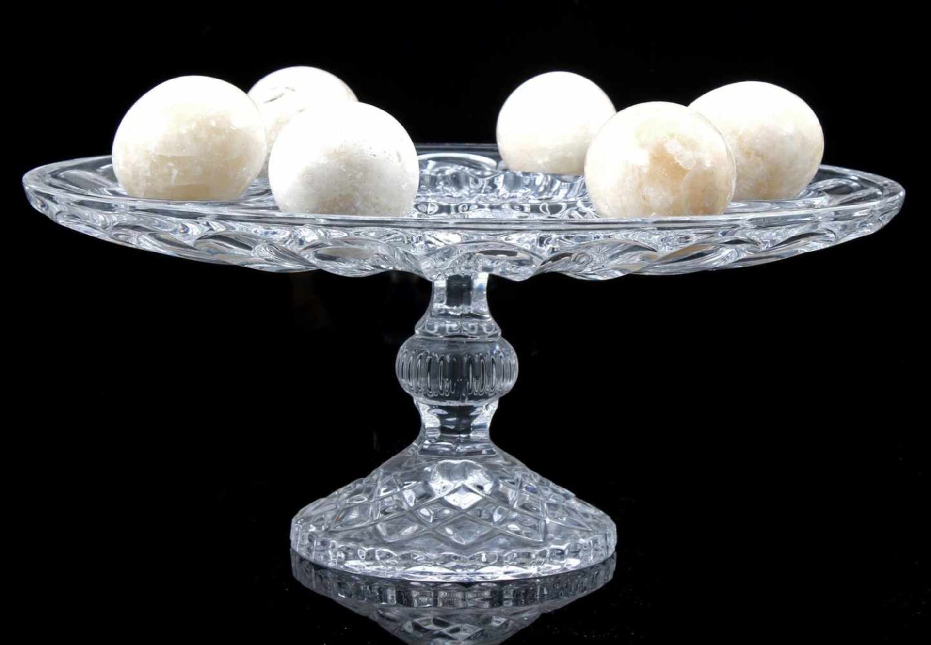 Kristallen ronde eierschaal op hoge voet met 6 stenen eieren, schaal 13 cm hoog, 30 cm diameter
