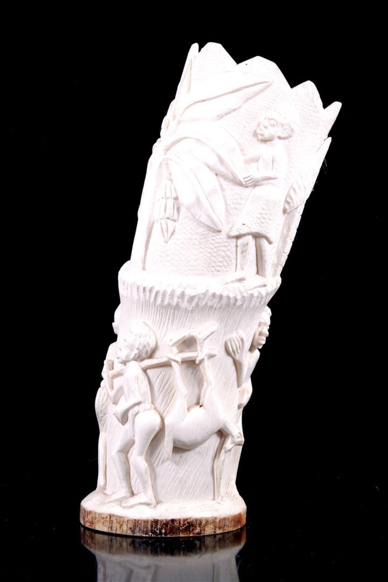 Rijkgestoken ivoren sculptuur met decor van dansende figuren, Afrika ca. 1900, 35 cm hoog, 1555 gram