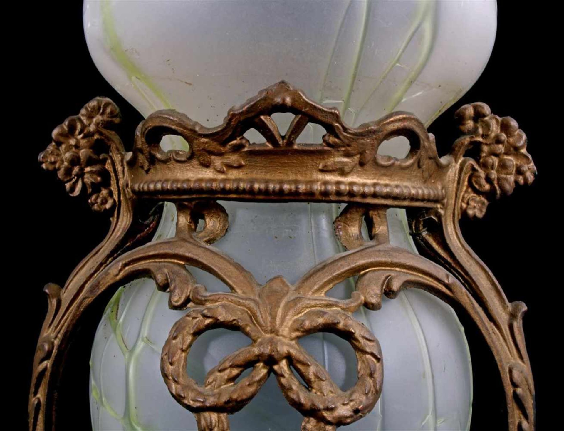 2 Loetz Jugendstil glazen vazen met groene lijnen, geplooide rand en metalen bronsgekleurd montuur - Bild 2 aus 4