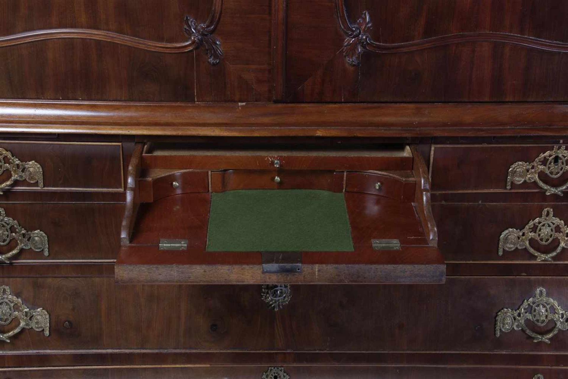 18e eeuws mahoniefineer op eiken Hollands Louis XV kabinet met oplopende kap, steekwerk en - Bild 2 aus 3