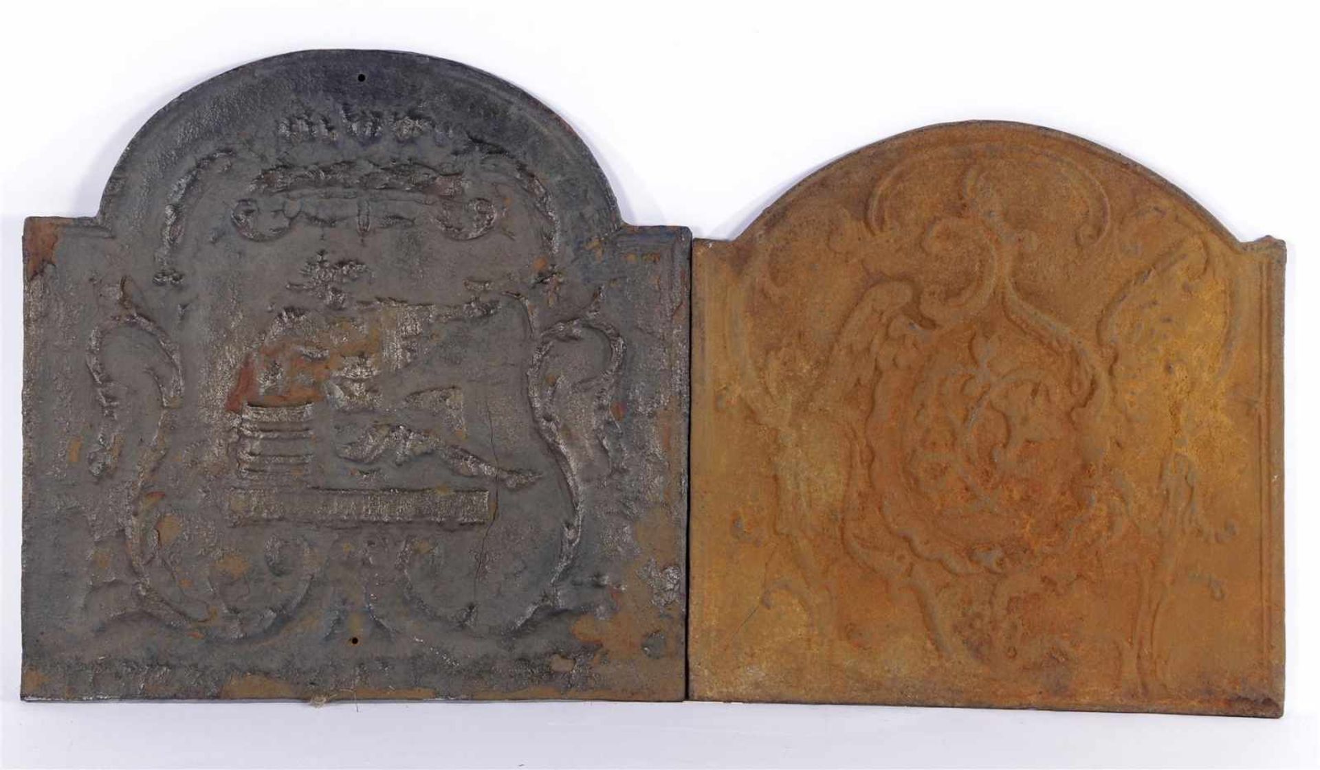 Gietijzeren haardplaat met afbeelding van zittend figuur omgeven door ranken, vroeg 18e eeuw 55,5 cm
