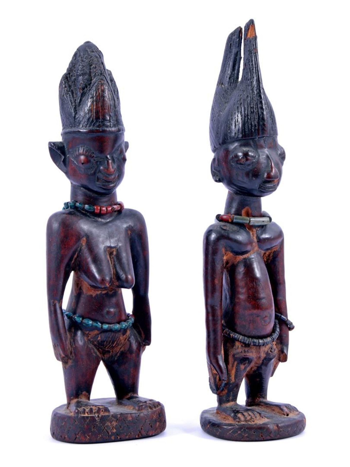 2 Nigeriaanse tribal houten bestoken beeldjes met kraaltjes versierd 25,5 en 26,5 cm hoog
