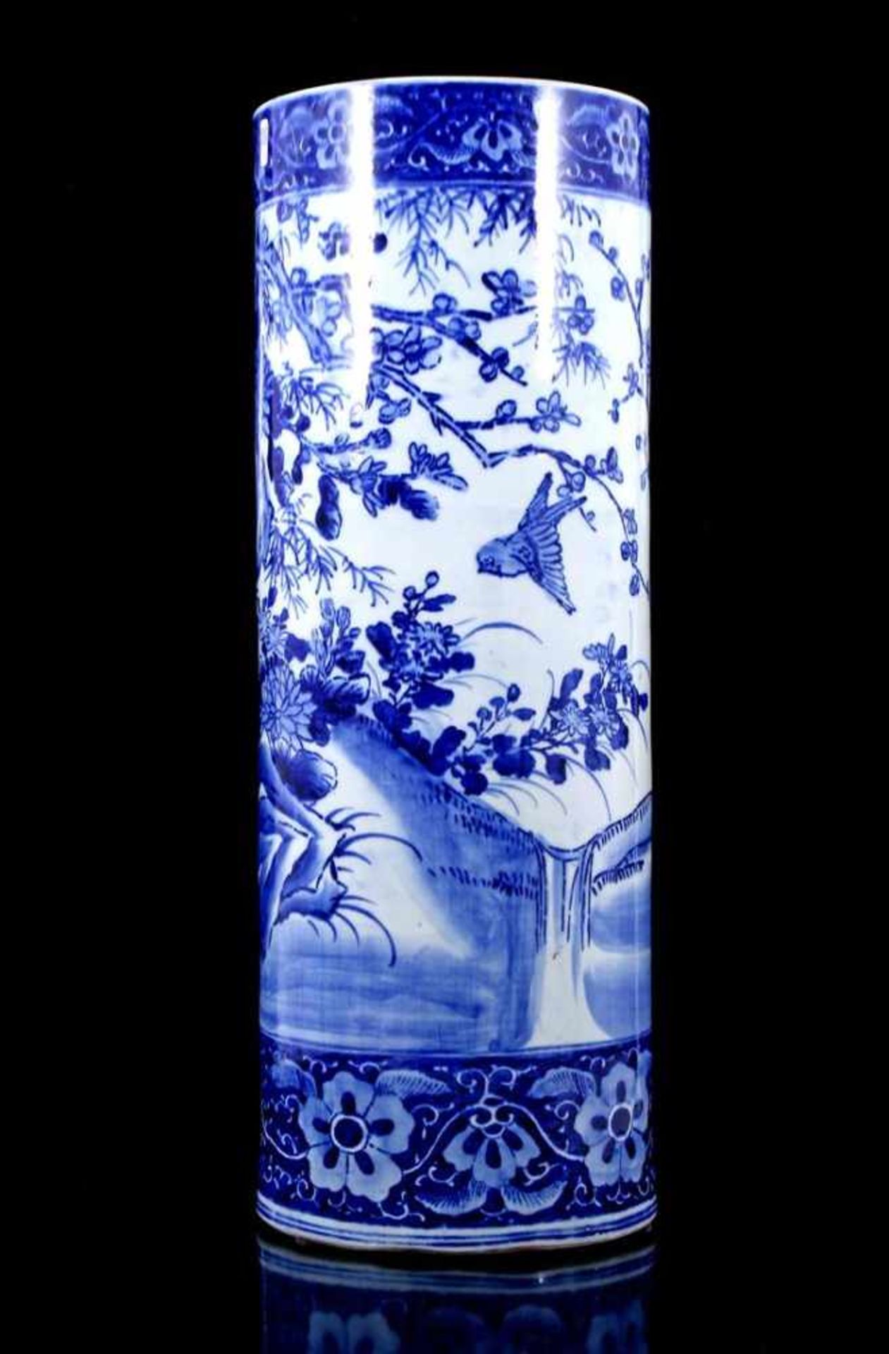 Chinees porseleinen rolvaas met blauw decor van vogels in florale omgeving, 20e eeuw 62 cm hoog, - Bild 2 aus 4