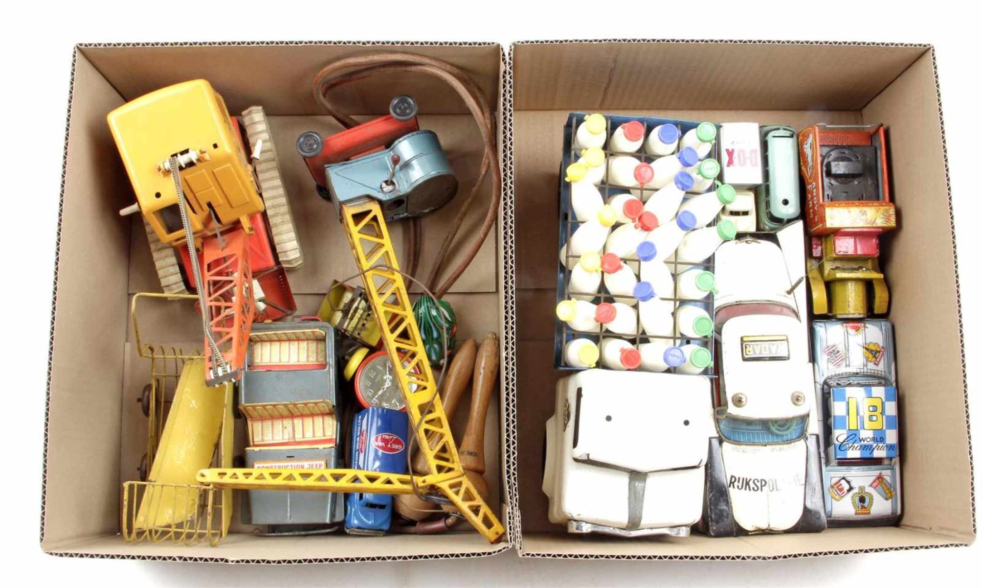 Verzameling blikken speelgoed jaren 60/70, waaronmder Triang melkwagen, politieauto's, Gama