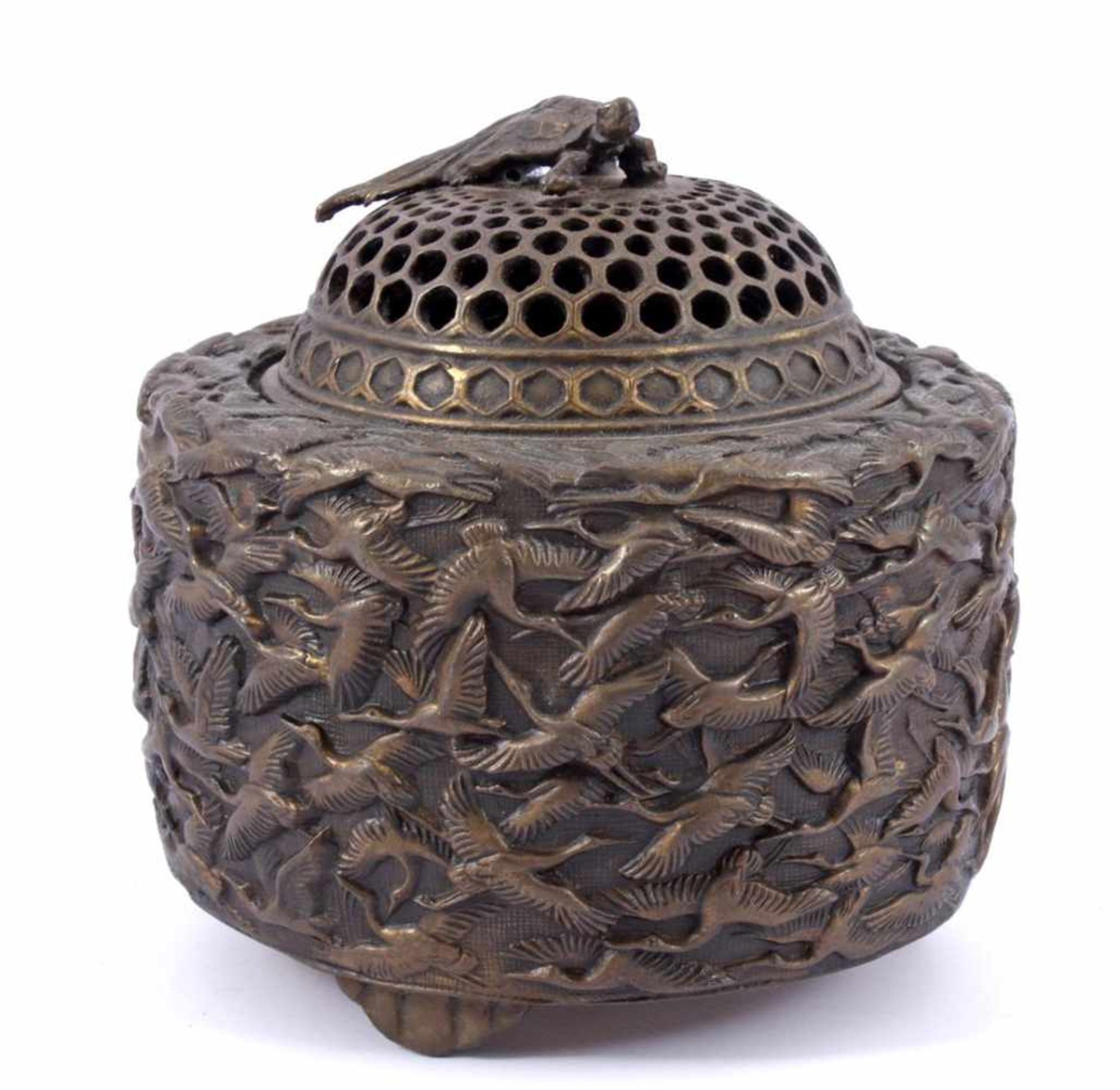 Chinees bronzen wierookpot met fraaie versiering van kraanvogels op buitenzijde en schildpad op