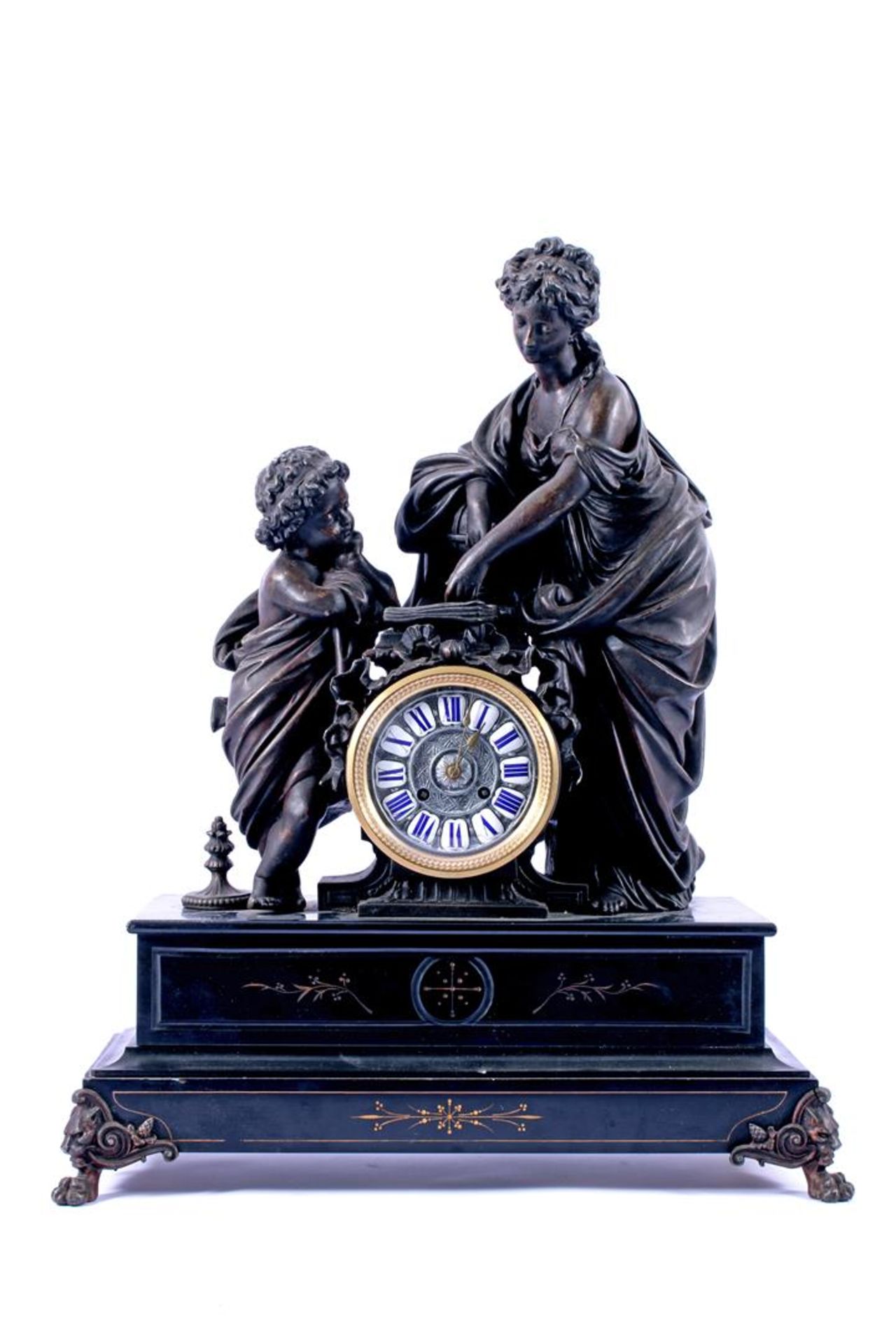 Zwart marmeren 19e eeuwse pendule met zamak beeldengroep vrouw met kind op top, uurwerk gemerkt