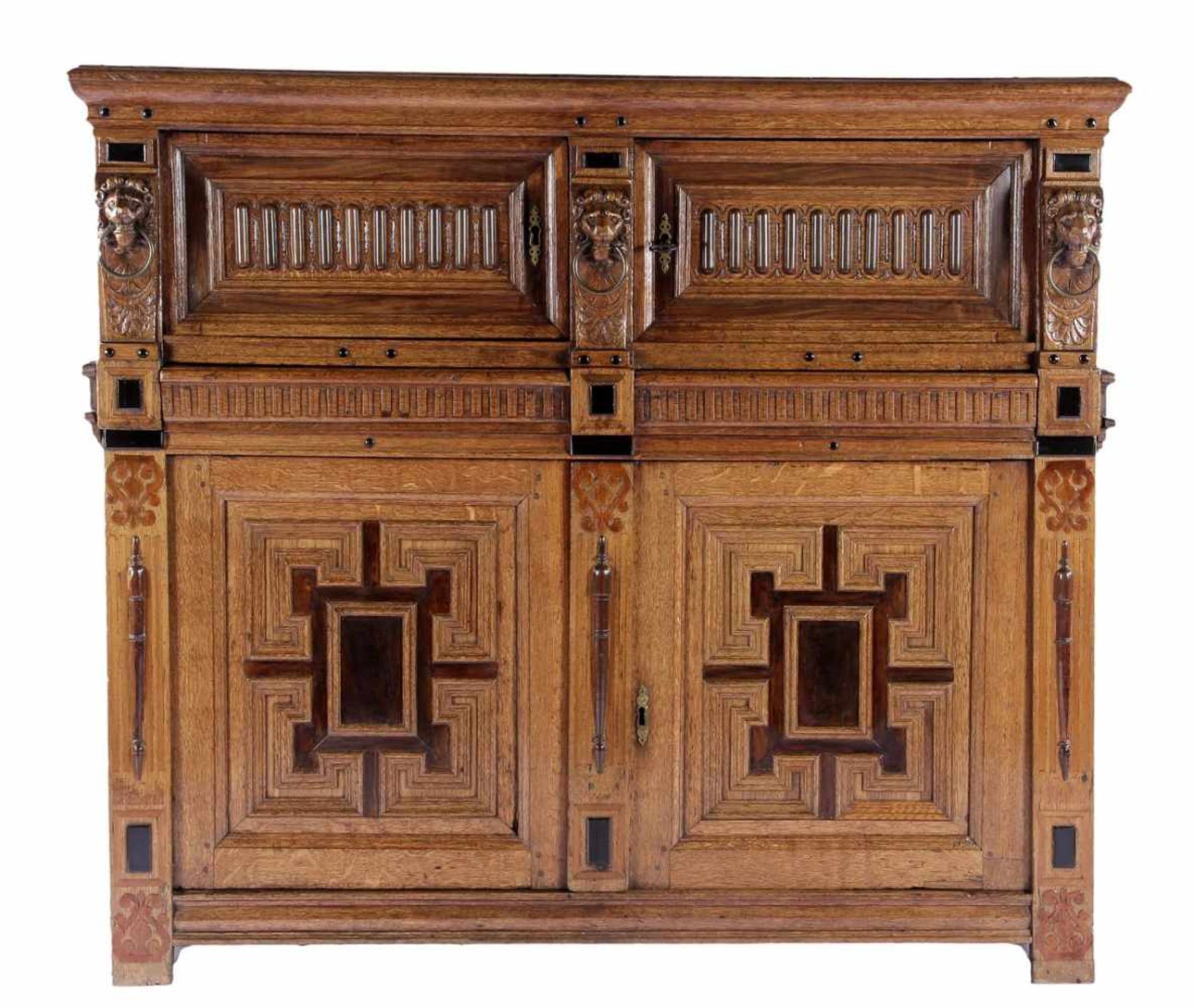 Zeer fraaie eiken kast met rijk steekwerk, panelen, en leeuwmaskers, Zeeland ca. 1650. Kast is