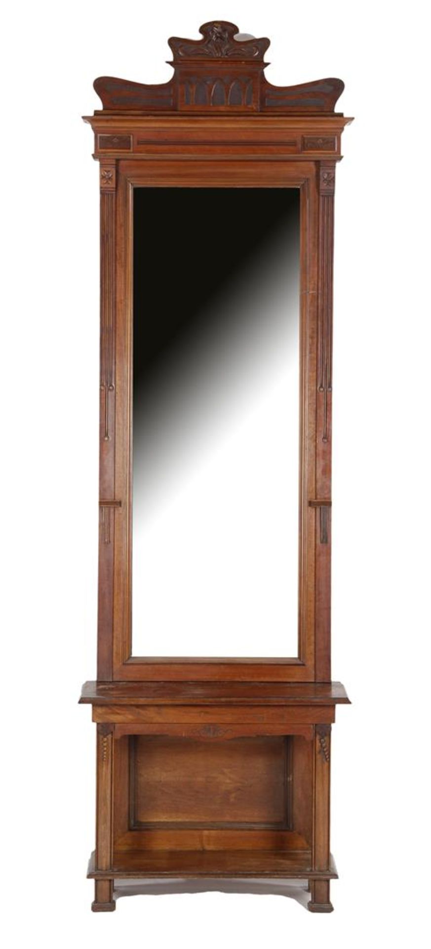 Spiegel in eiken lijst met kuif, gecanneleerde flanken en staand op opstand, 262 cm hoog en 82 cm