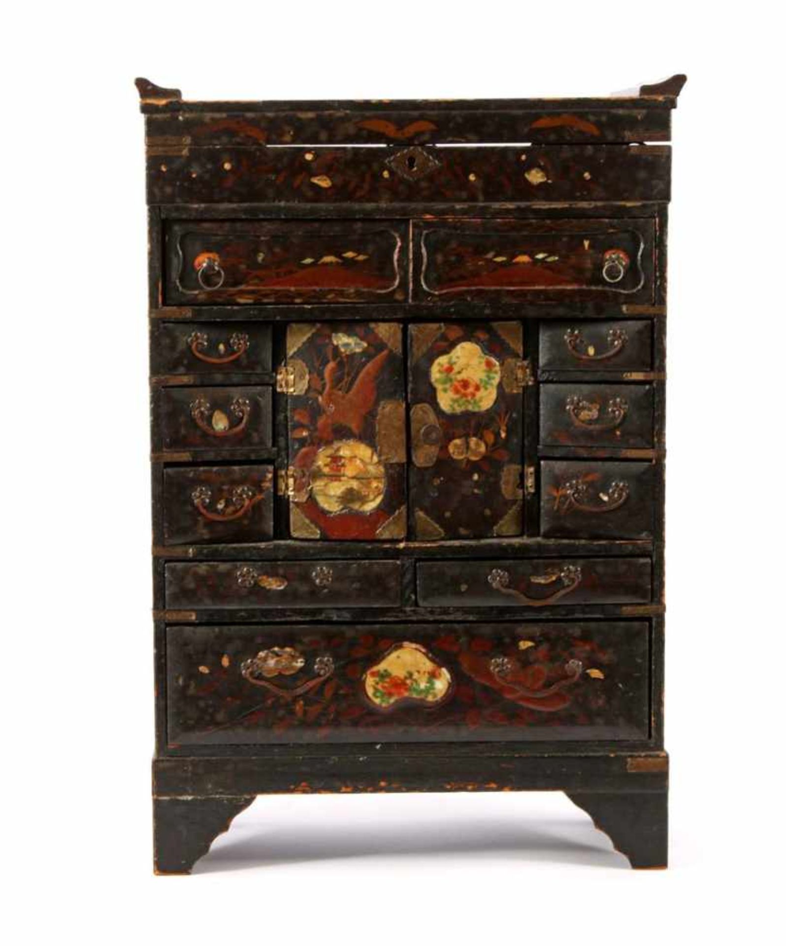 Oud Aziatisch zwart gelakt, beschilderd en opgelegd kabinetje met vele laadjes, klep en 2 deurtjes