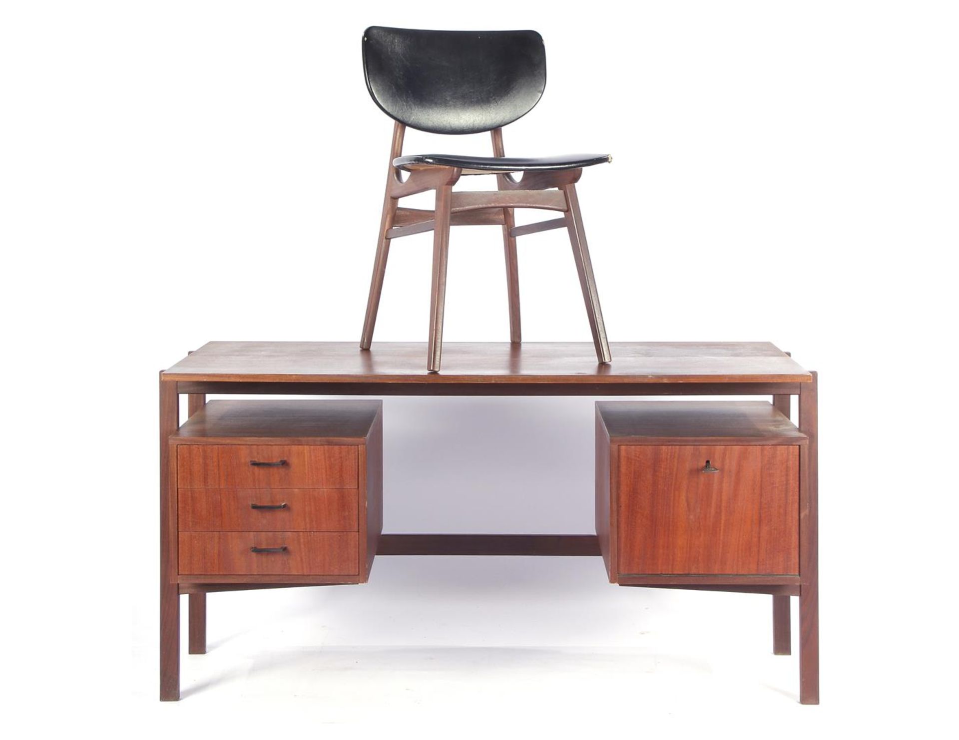 Bureau 75 cm hoog, blad 144,5x65 cm en stoel met zwart skai geproduceerd door Nederlandse