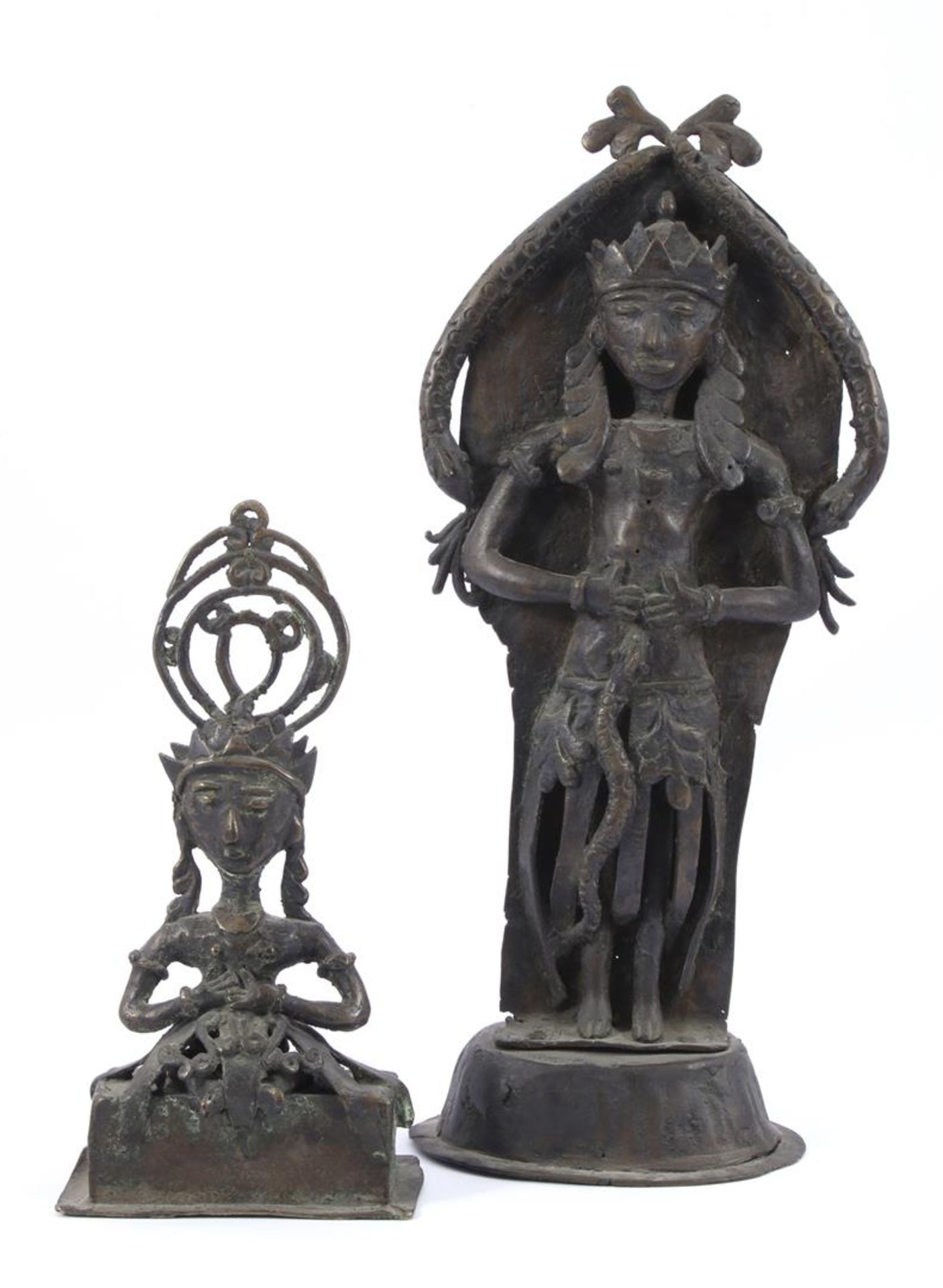 2 bronzen vrouwfiguren met handen op de buik en 1 omgeven met slangen, 38 en 24 cm hoog