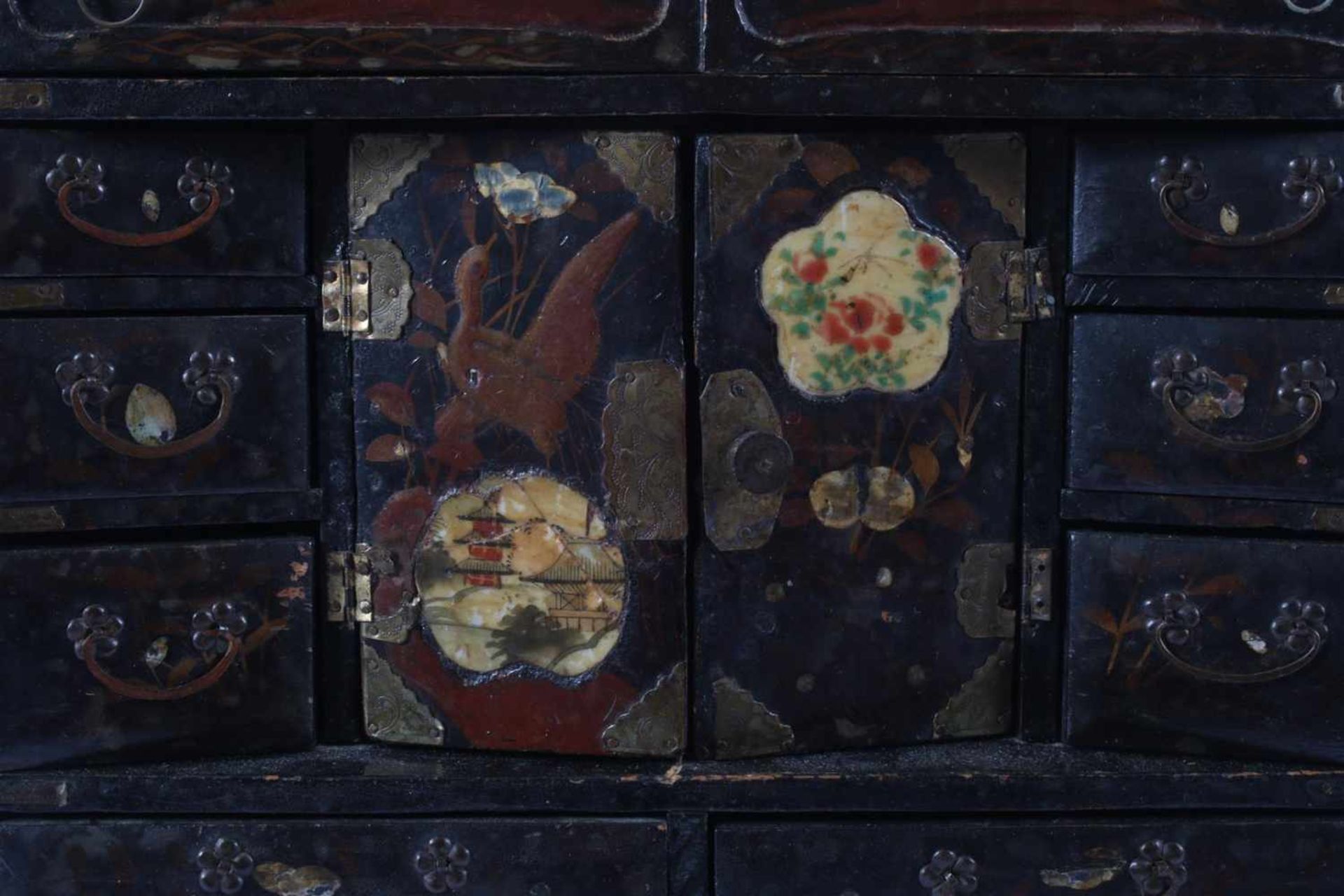 Oud Aziatisch zwart gelakt, beschilderd en opgelegd kabinetje met vele laadjes, klep en 2 deurtjes - Bild 2 aus 3