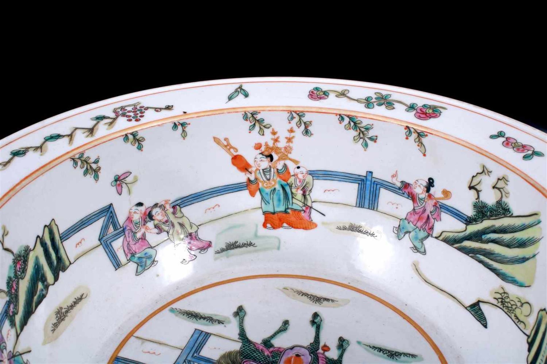 Porcelain bowl with polychrome decoration of many figures in landscape, China 20th century, 11 cm - Bild 3 aus 4