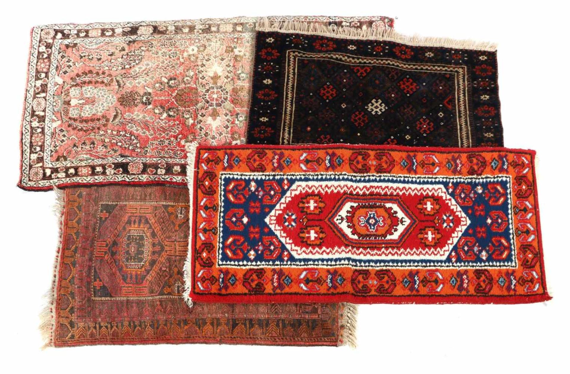 4 Oriental hand-knotted doilies 103x68 cm, 111x81 cm, 138x68 cm and 155x84 cm