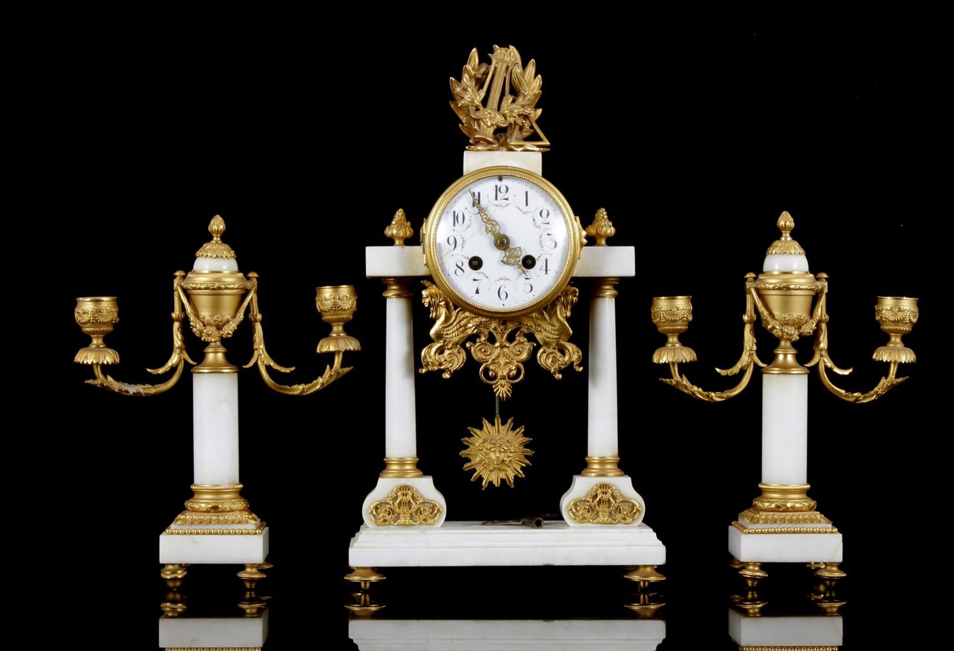 Marble fire gilded Louis Seizestyle column mantle clock 38.5 cm high, 22 cm wide with 2 & nbsp; 3-