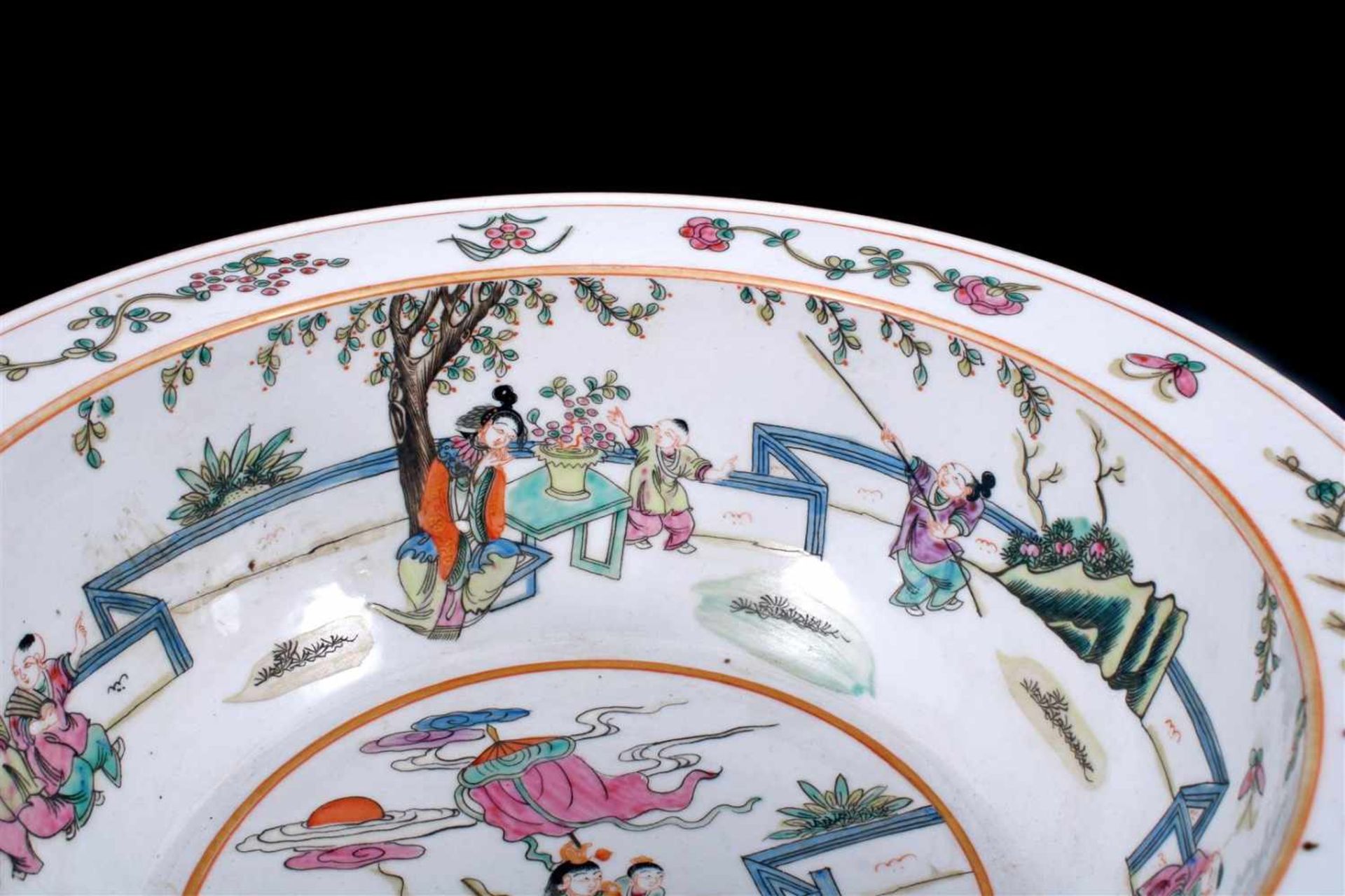 Porcelain bowl with polychrome decoration of many figures in landscape, China 20th century, 11 cm - Bild 2 aus 4