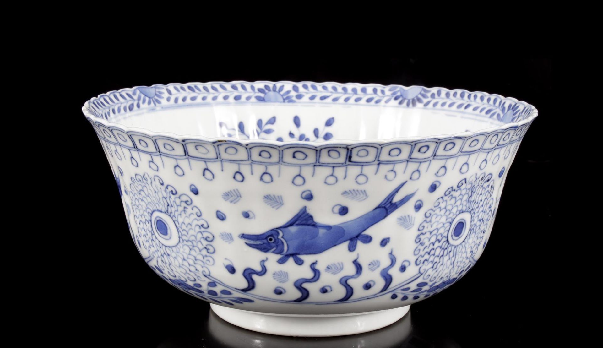 Chinese porcelain bowl with fish motif, bottom with Kangxi mark 9.5 cm high, 20.5 cm diameter (rim